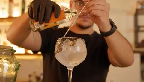 Bartender a preparar um Alkaid tónico